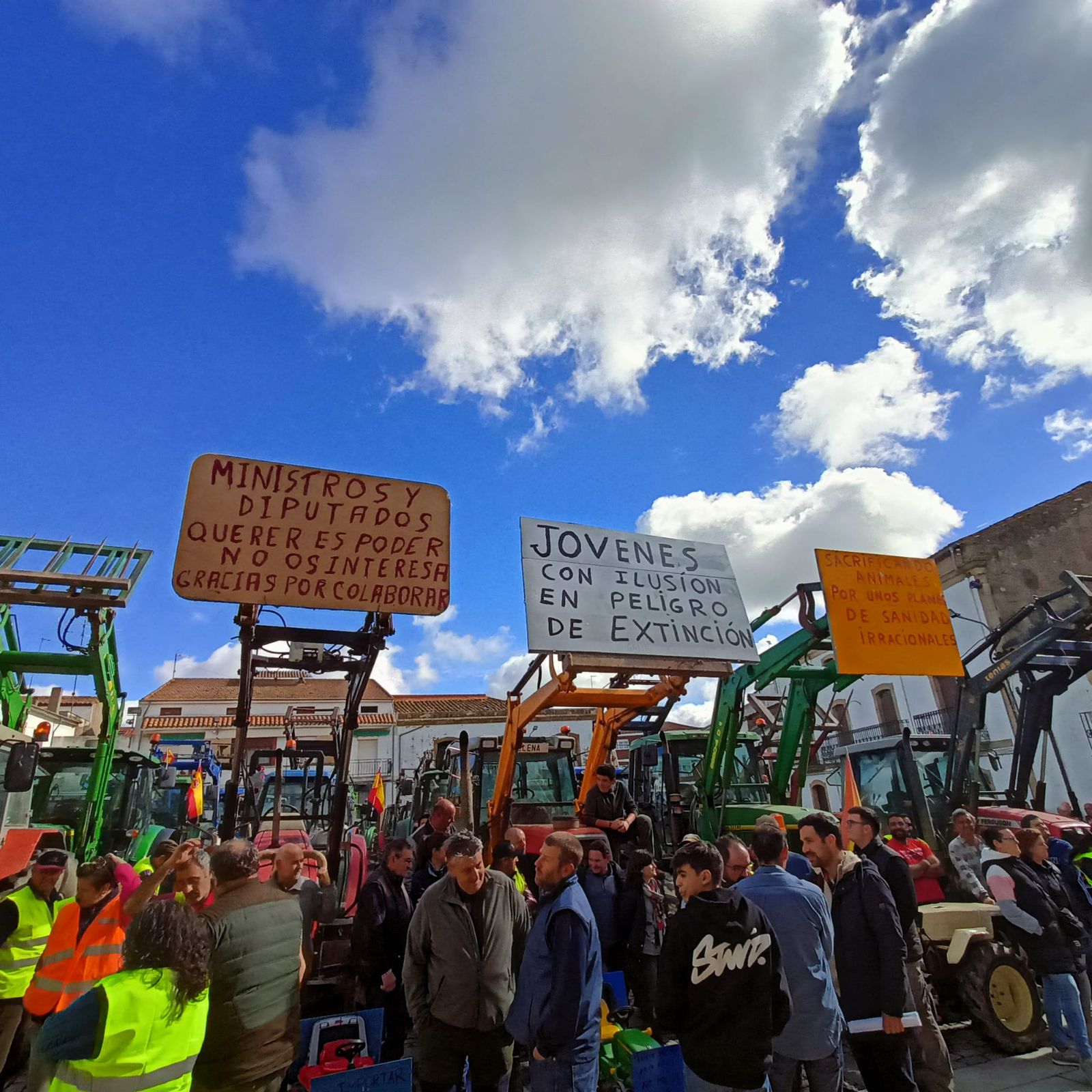 Casi 100 tractores y 200 personas a pie en la concentración agraria de Lumbrales: “Nos están dando migajas”