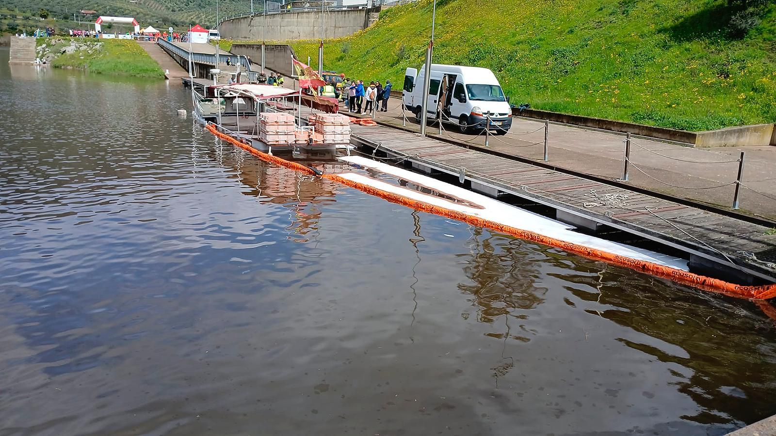 Hundimiento de un barco abandonado en el muelle de Vega Terrón, en La Fregeneda (Salamanca).