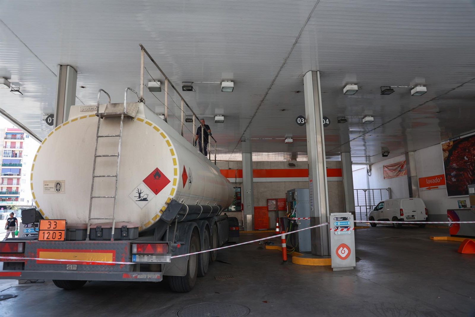 Archivo - Un camión cisterna rellena el combustible de los depósitos de una gasolinera de Sevilla - Rocío Ruz - Europa Press - Archivo