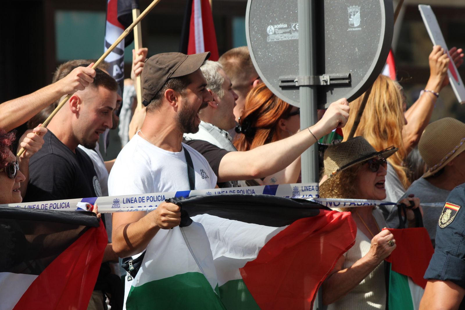 Protestas por Palestina al paso de la Vuelta Ciclista a España por Salamanca