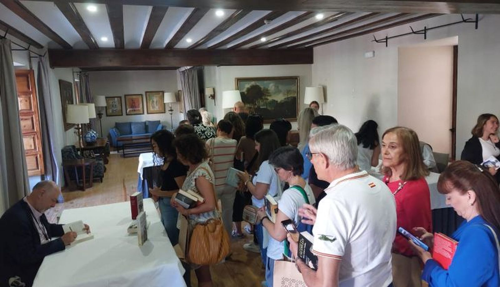 Zamoranos y zamoranas en la firma de libros en el Parador