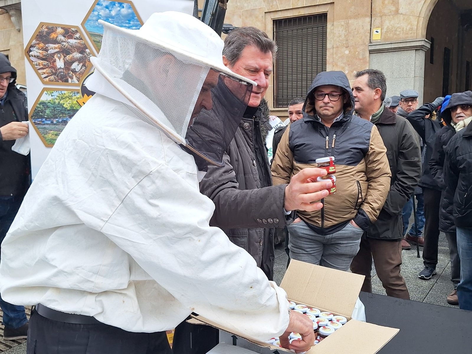 Los apicultores reparten mil tarritos de miel en protesta por el acuerdo de Mercosur  (6).jpeg