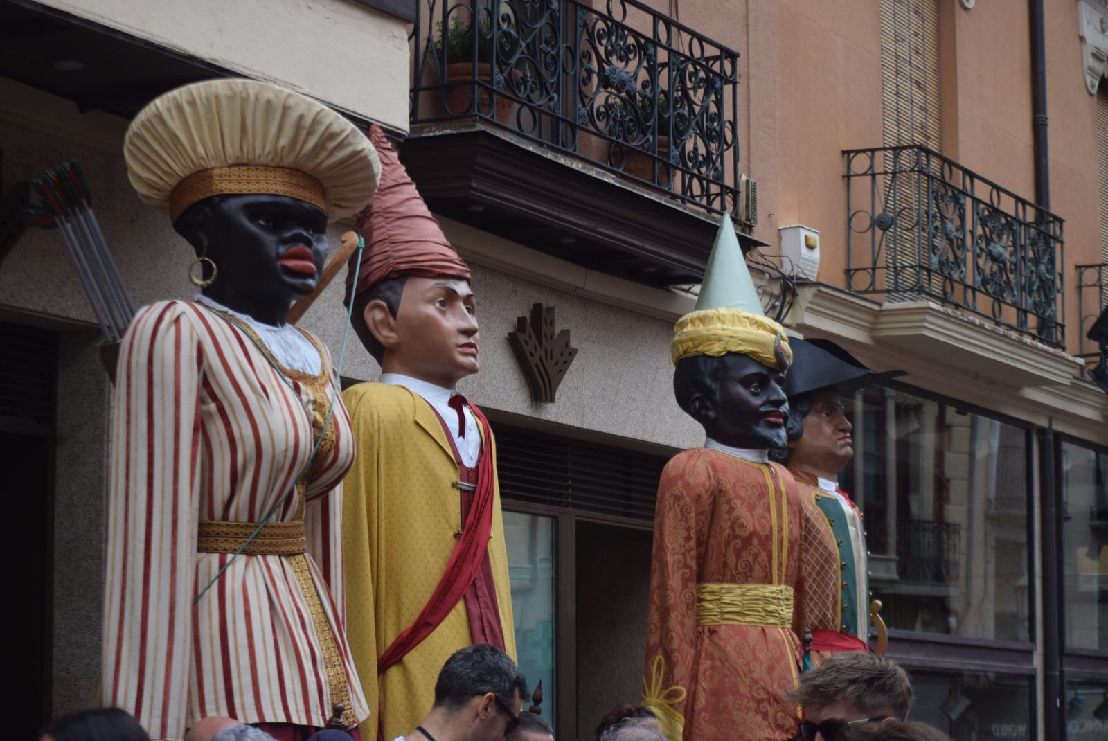 pasacalles-gigantes-y-gigantillas-12