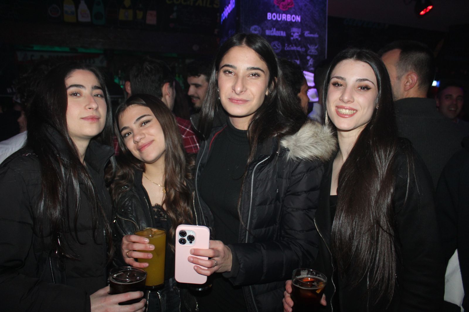 El Fin de Año Universitario continua por los bares de la capital del Tormes tras las doce campanadas