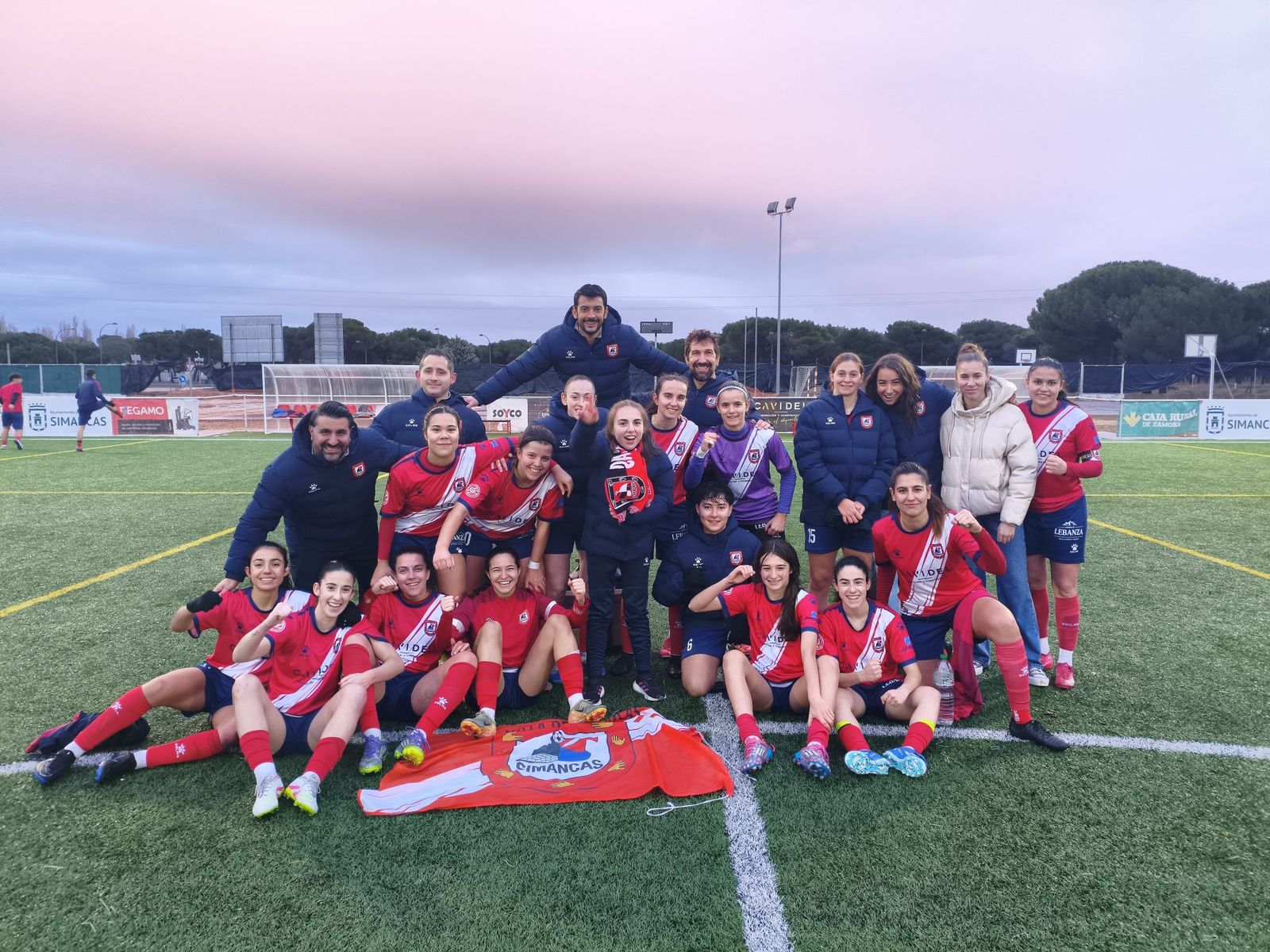 Juanga García, junto a sus jugadores del Villa de Simancas