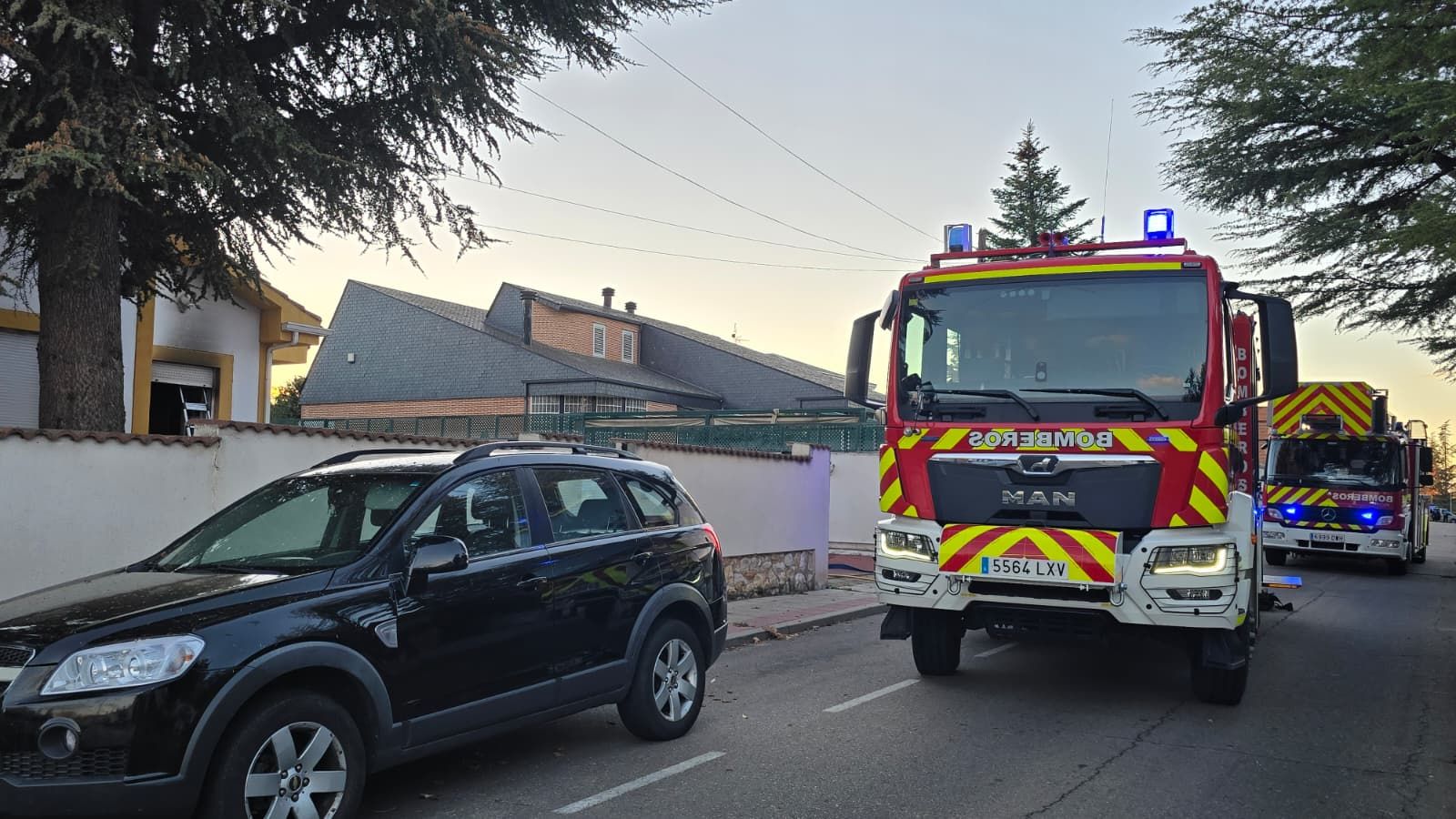 Incendio en una vivienda en la urbanización de Valdelagua con presencia de bomberos, Policía Local y Guardia Civil