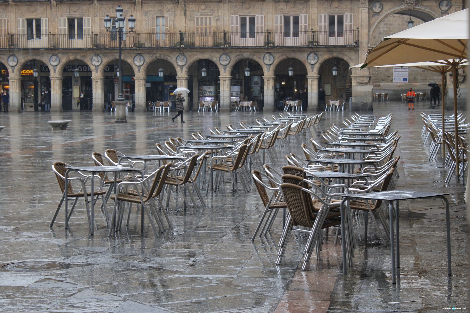 Terrazas bajo la lluvia en la Plaza Mayor. Foto SALAMANCA24HORAS.