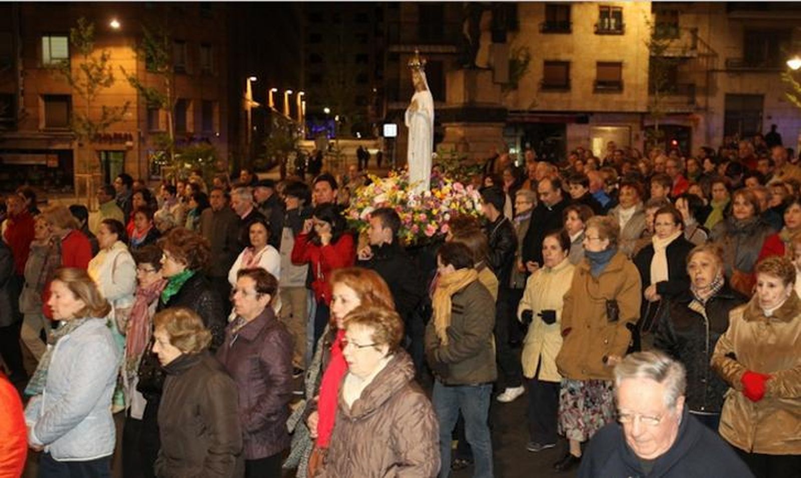 Salamanca despierta envuelta en rezos con el Rosario de la Aurora