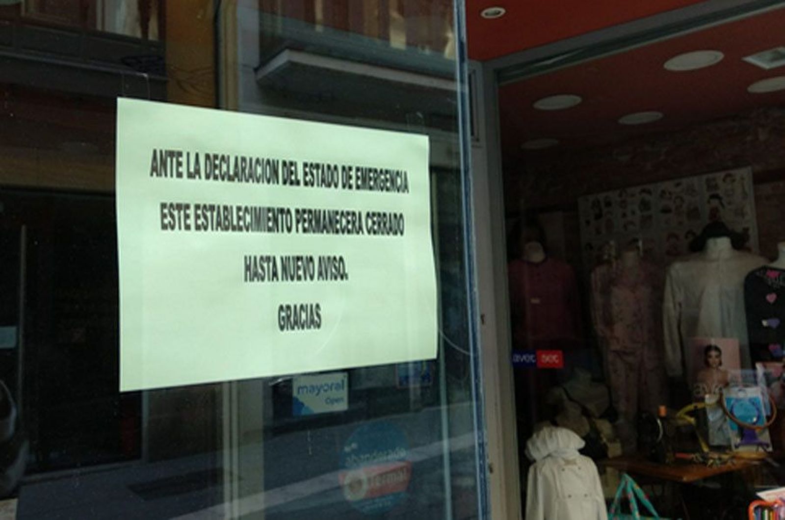 Cartel tienda establecimiento comercio cerrado