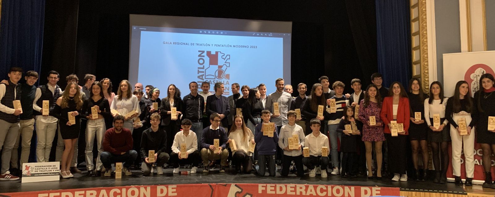 Foto de familia de la Gala Regional de Triatlón celebrada en Zamora.