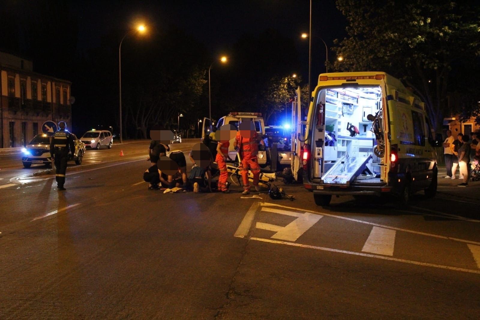 Herido un motorista tras sufrir un accidente junto al Puente Romano
