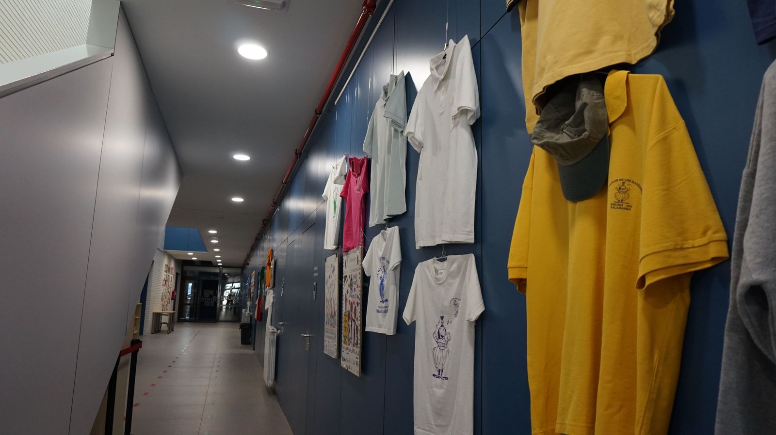 el-director-general-de-centros-e-infraestructuras-jose-migel-saez-visita-la-ultima-fase-al-ceip-maria-moliner-de-castellanos-de-moriscos-11