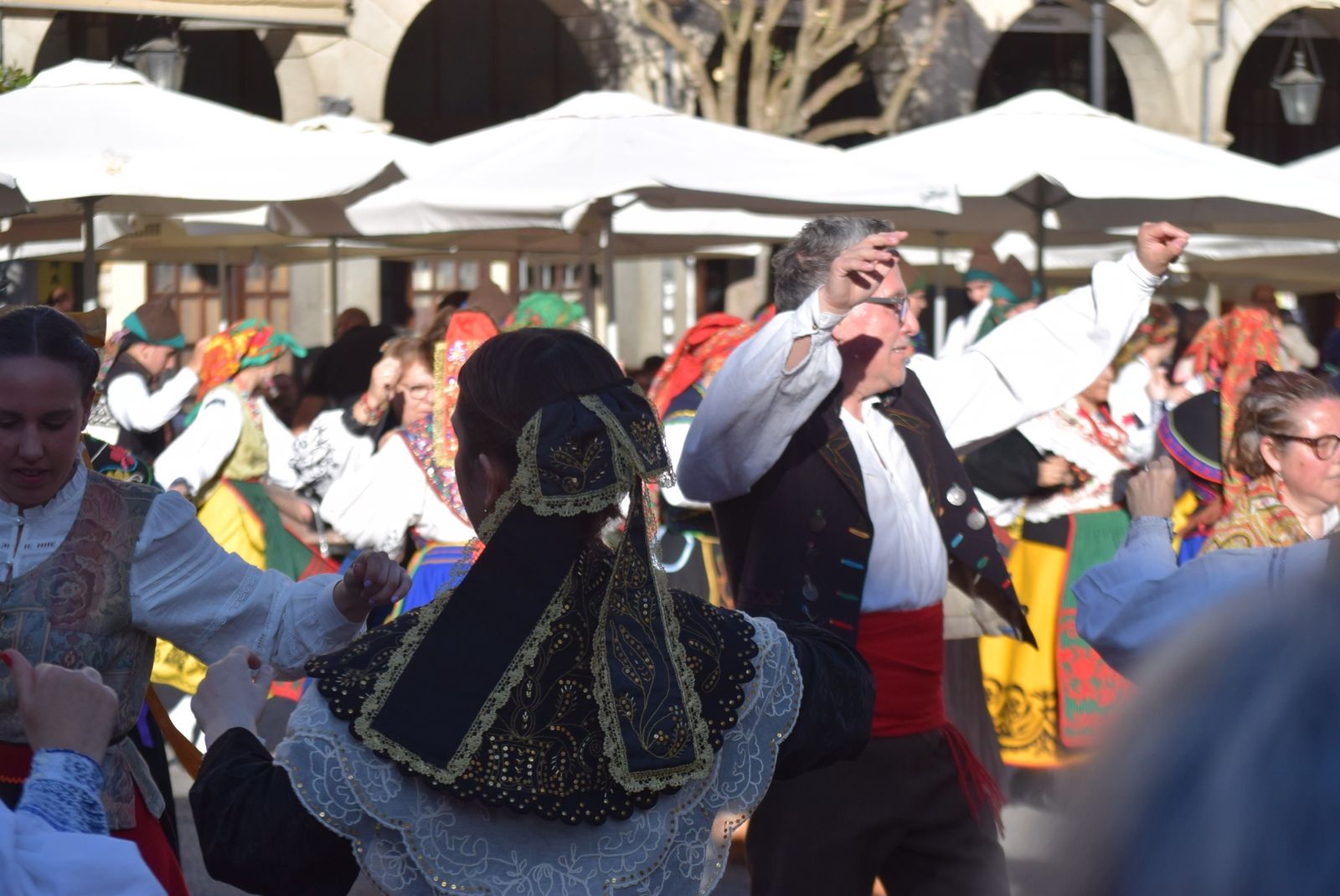 dona-urraca-celebra-en-la-plaza-mayor-el-dia-de-la-danza-8