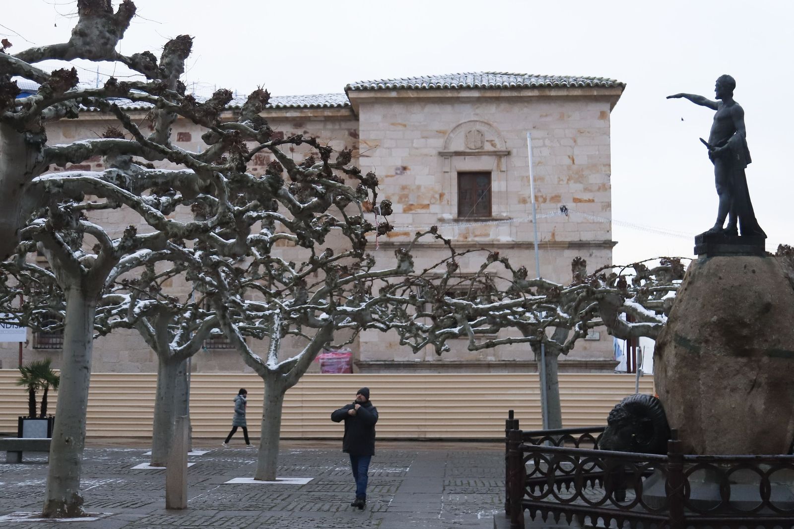 Restos de nieve en la plaza de Viriato