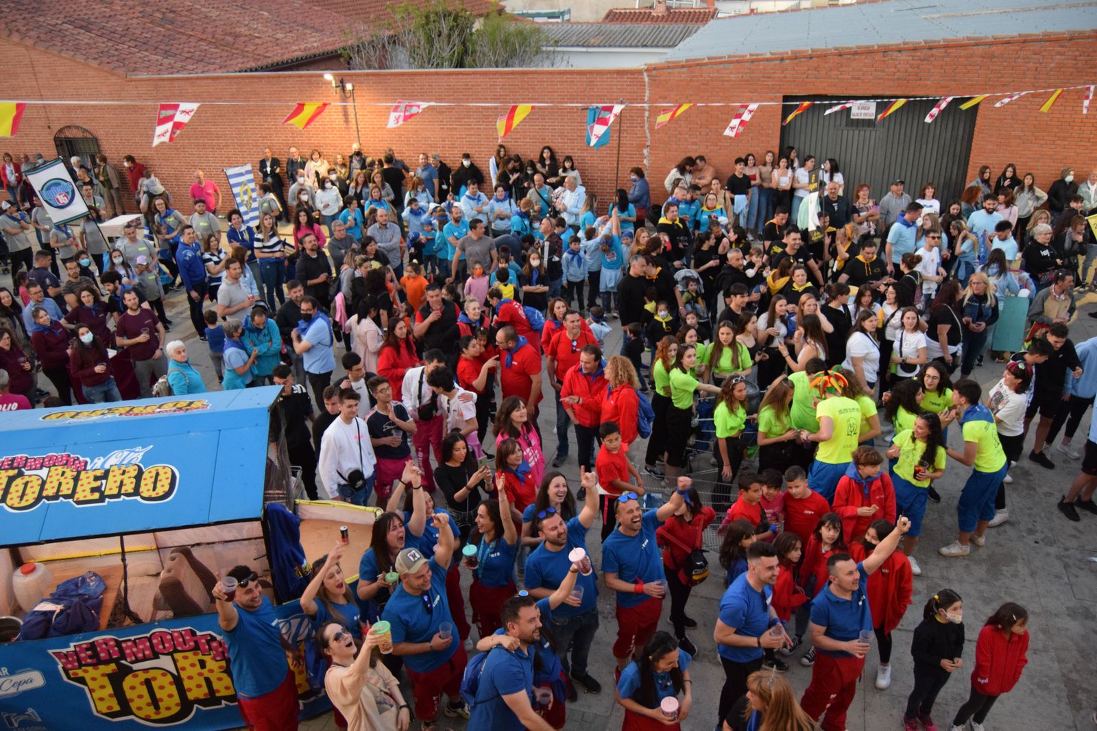 Las peñas llenan de color las fiestas del Cristo de Morales del Vino. Archivo.