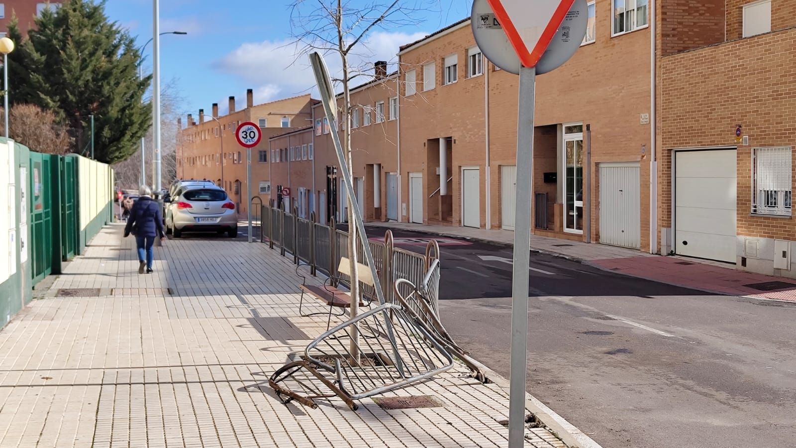 Un coche se estampa contra una valla en la calle Pinto Díaz. S24H. Un coche se estampa contra una valla en la calle Pinto Díaz. S24H.
