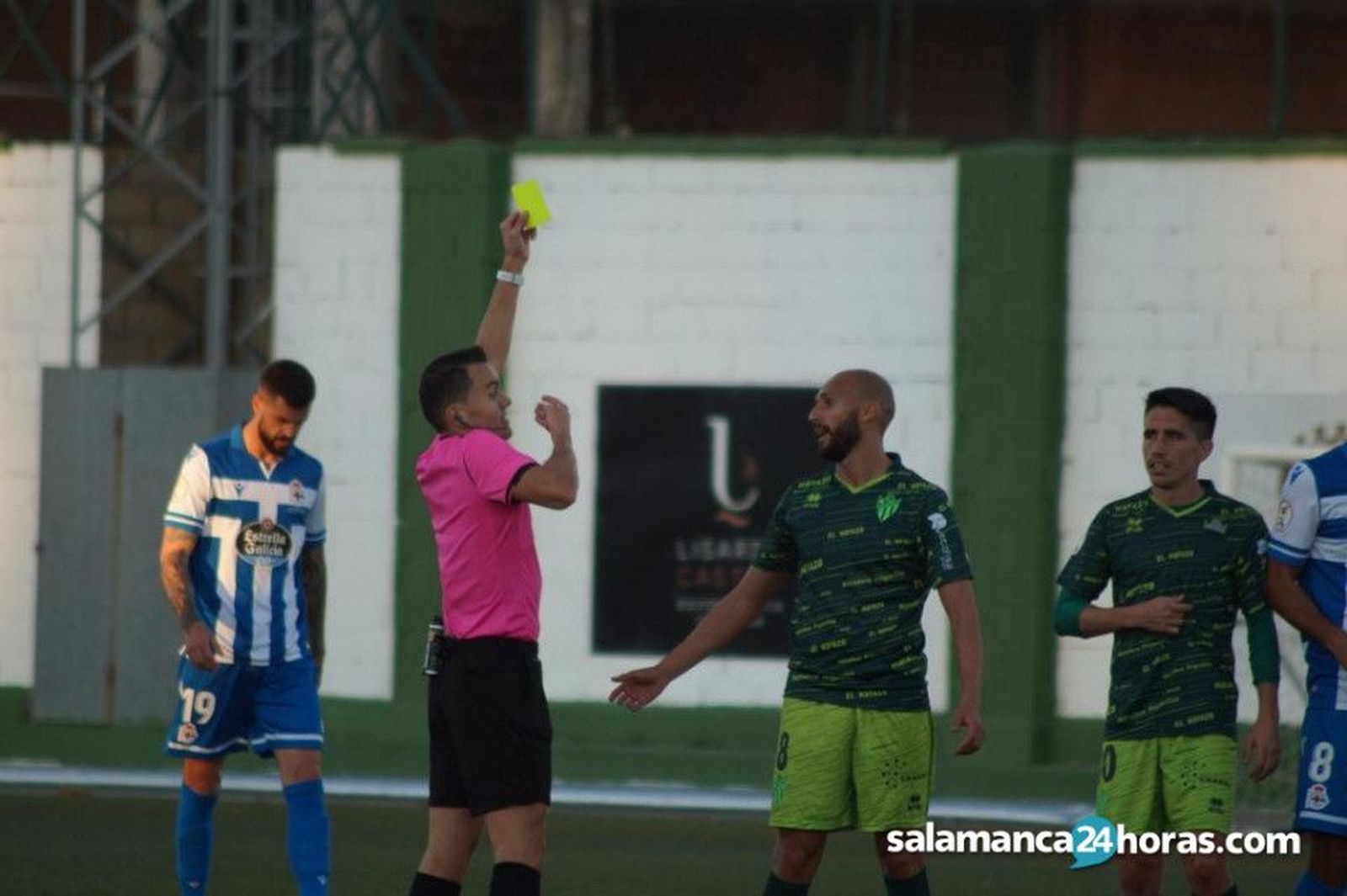 Kamal ve una amarilla en la primera vuelta.