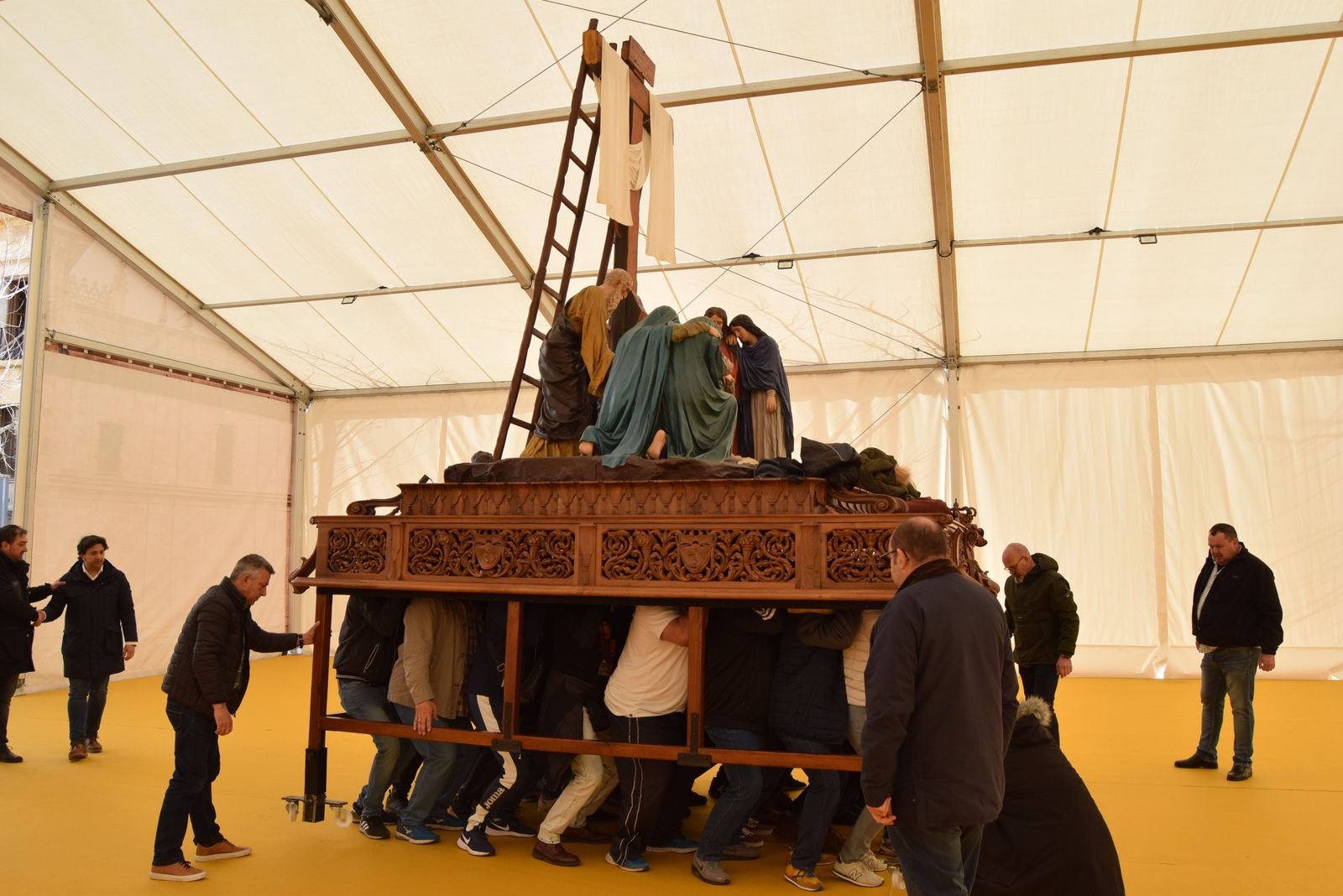 traslado-de-los-pasos-de-semana-santa-a-la-carpa-23