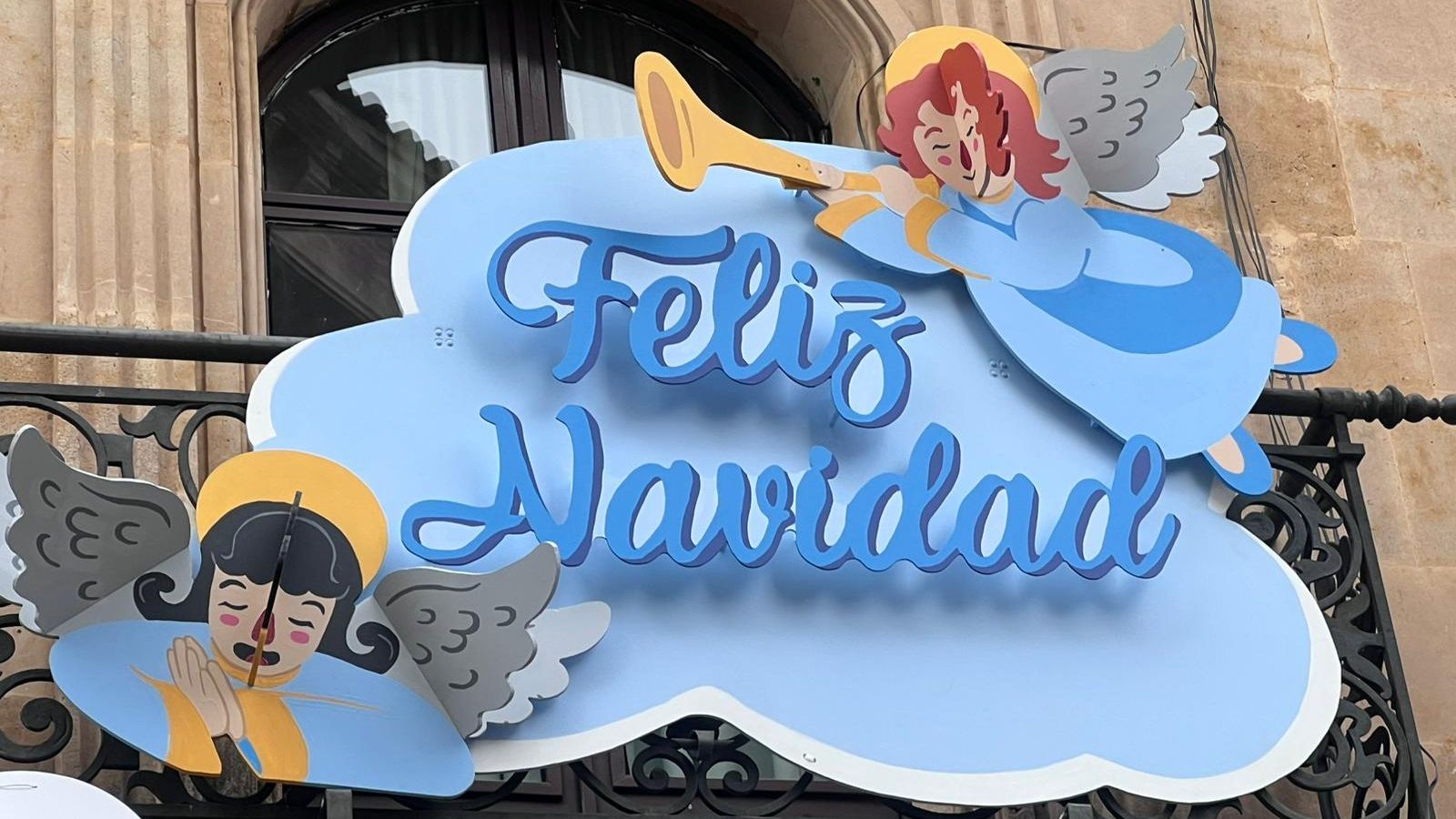 Decoración navideña en un balcón de la Rúa Mayor