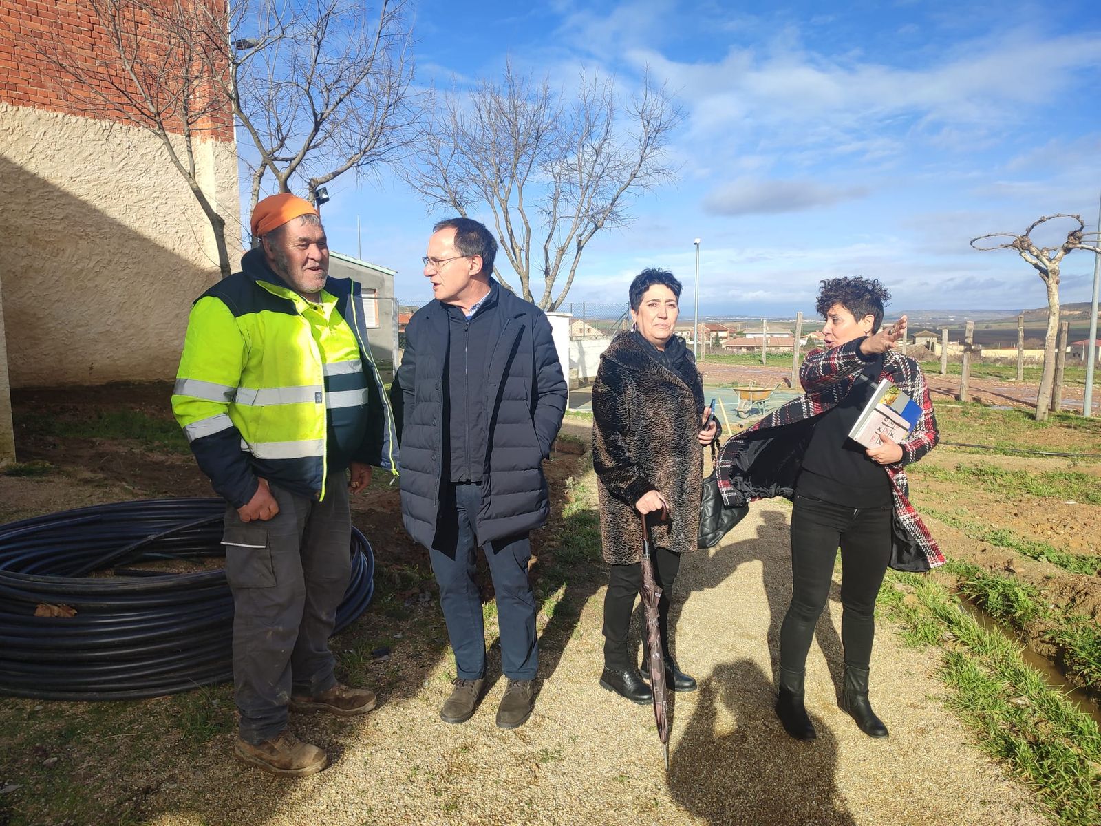 El subdelegado del Gobierno en Zamora, Ángel Blanco, ha realizado este miércoles sendas visitas a los ayuntamientos de Sanzoles y Fuentelapeña