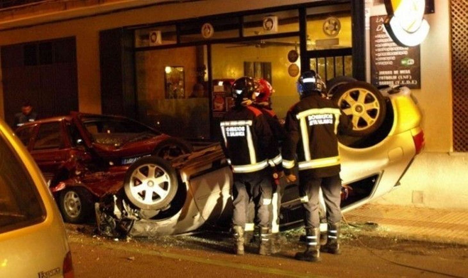 Espectacular vuelco en Conde Cabarrús con cinco coches destrozados y varios heridos