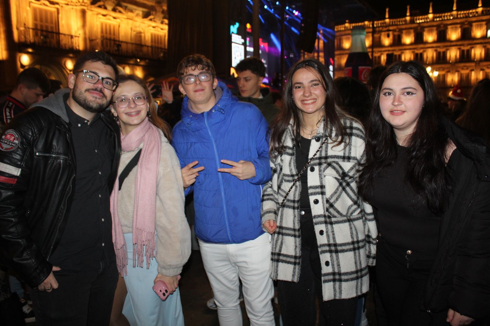 Miles de personas disfrutan de las campanadas y la fiesta del Fin de Año Universitario