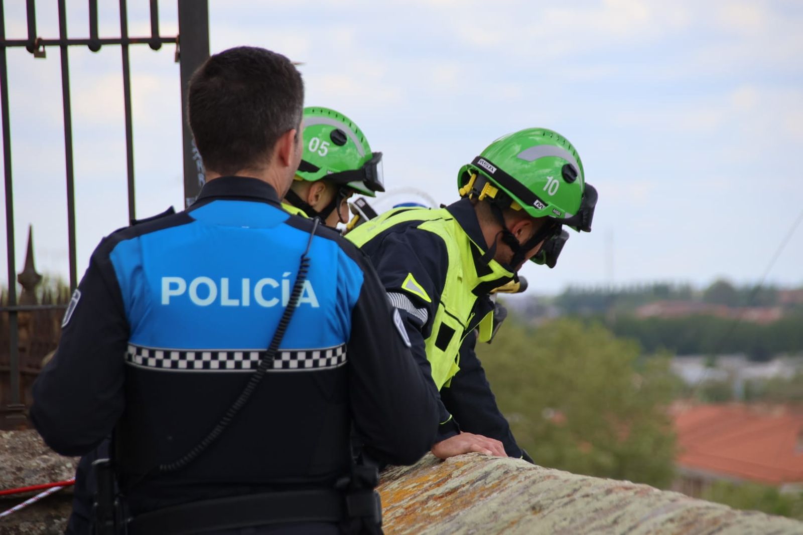 los-bomberos-acuden-a-rescatar-a-un-perro-que-habia-caido-en-el-mirador-de-la-facultad-de-ciencias-fotos-andrea-m-9