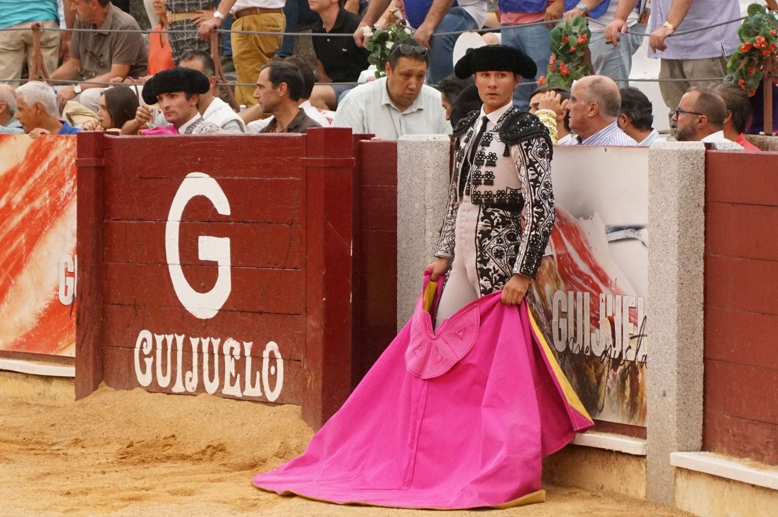 Javier Castaño se despide de Guijuelo y Damián Castaño, su hermano, e Ismael Martín salen a hombros en Guijuelo