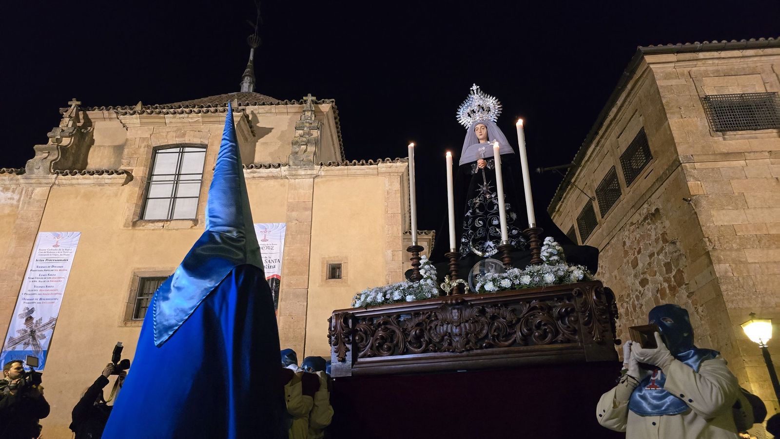 El Cristo de los Doctrinos y la Virgen de la Amargura saludan a sus fieles en Salamanca