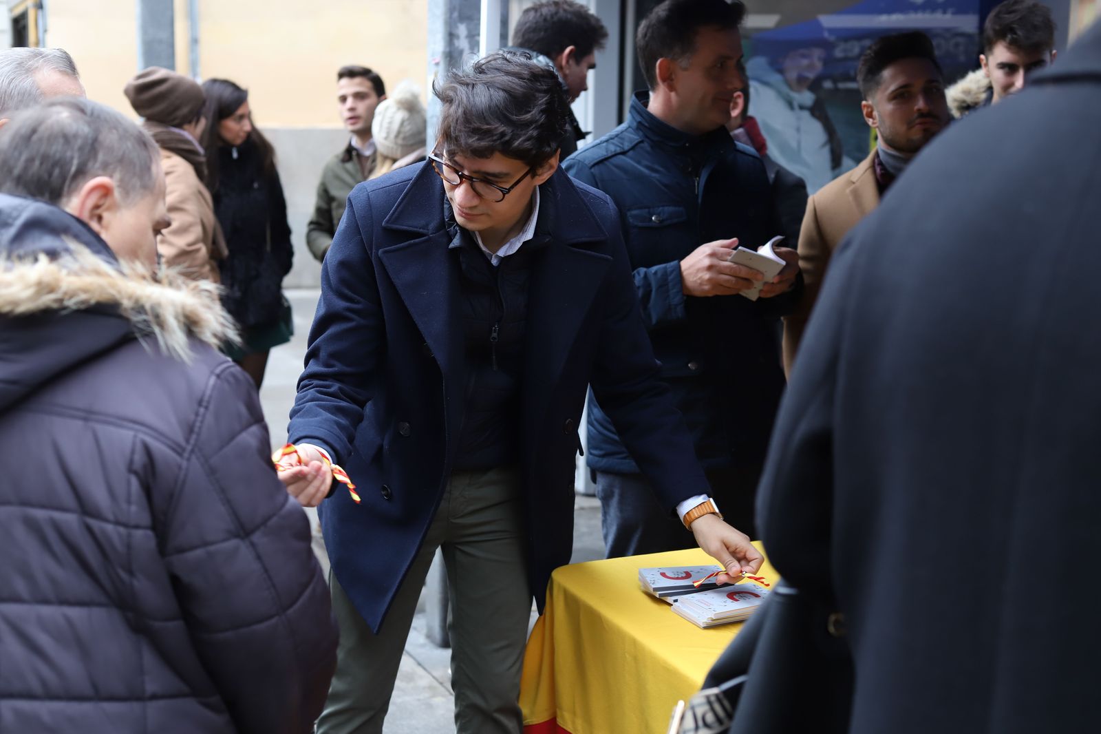 nn-gg-reparte-ejemplares-de-la-constitucion-y-pulseras-de-la-bandera-de-espana-en-zamora-10