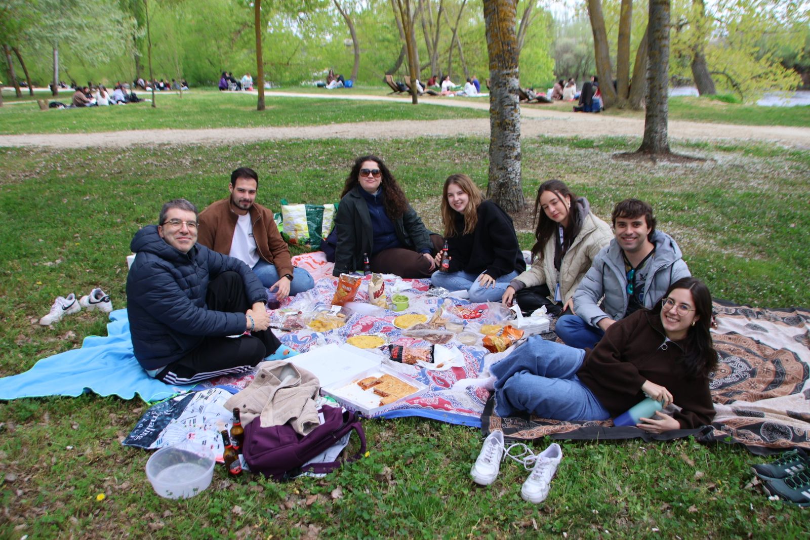 Un multitudinario Lunes de Aguas en Salamanca llena la ribera del Tormes