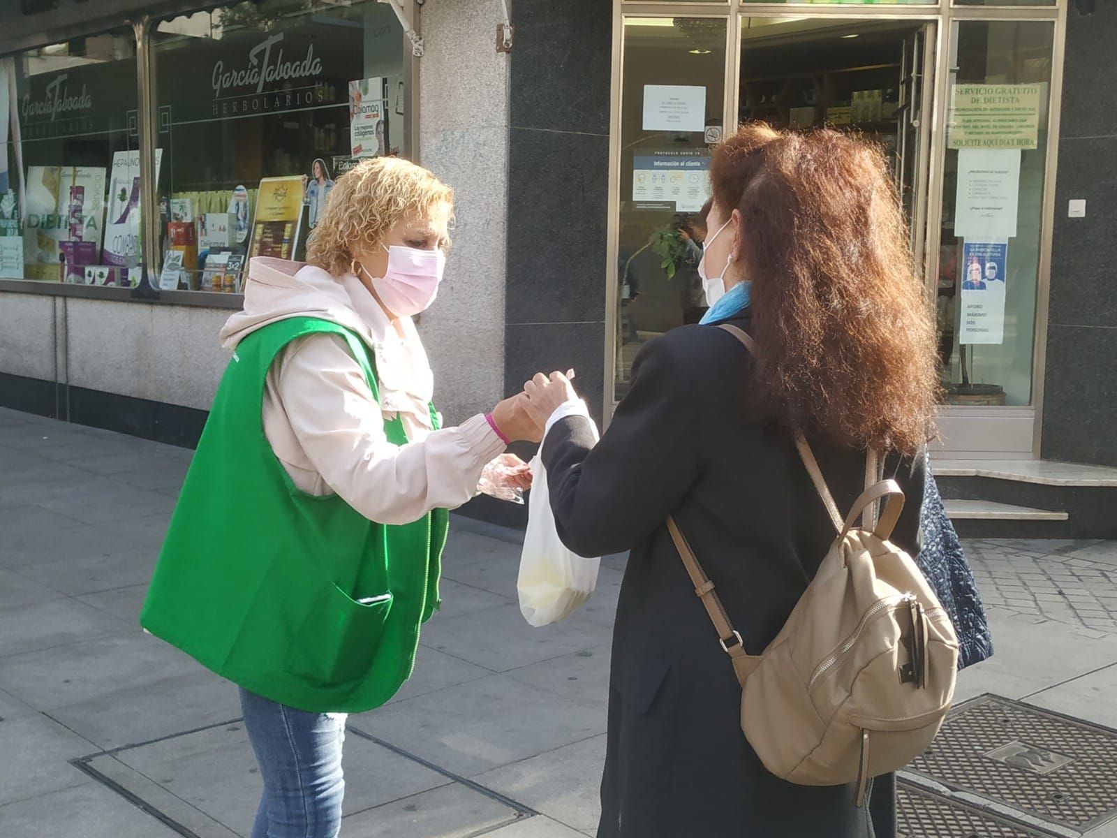 AECC Zamora repartiendo lazos en Santa Clara (9)