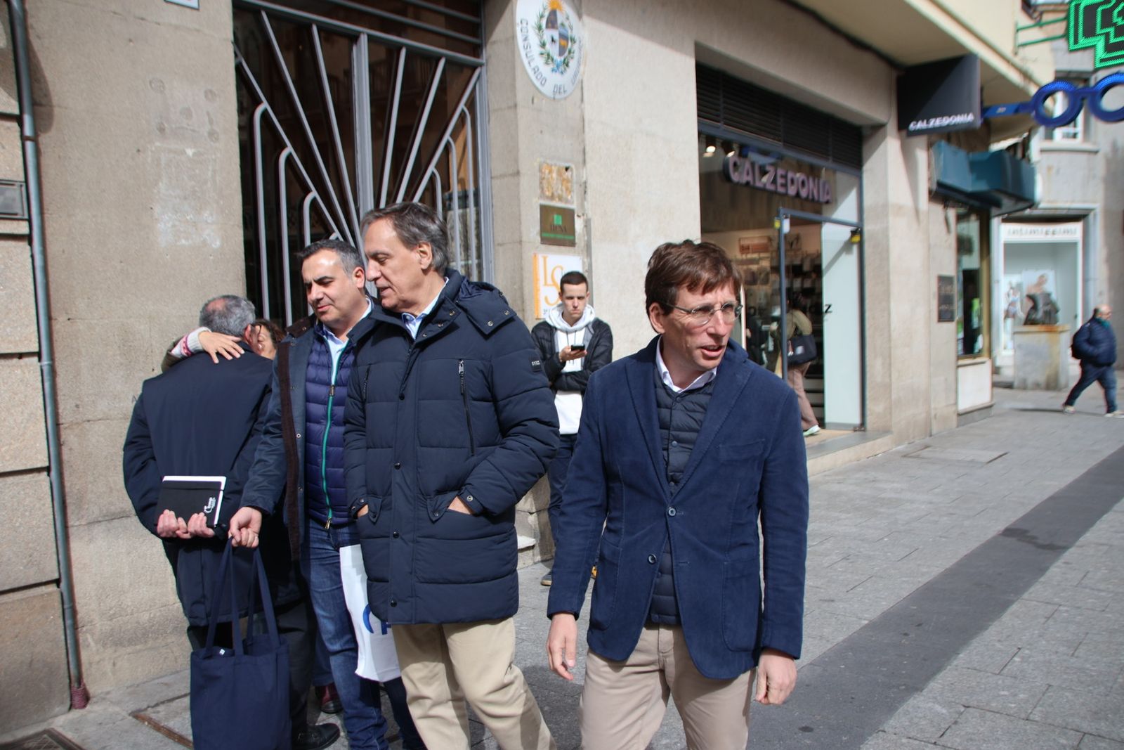 Almeida visita la carpa del pp del Liceo
