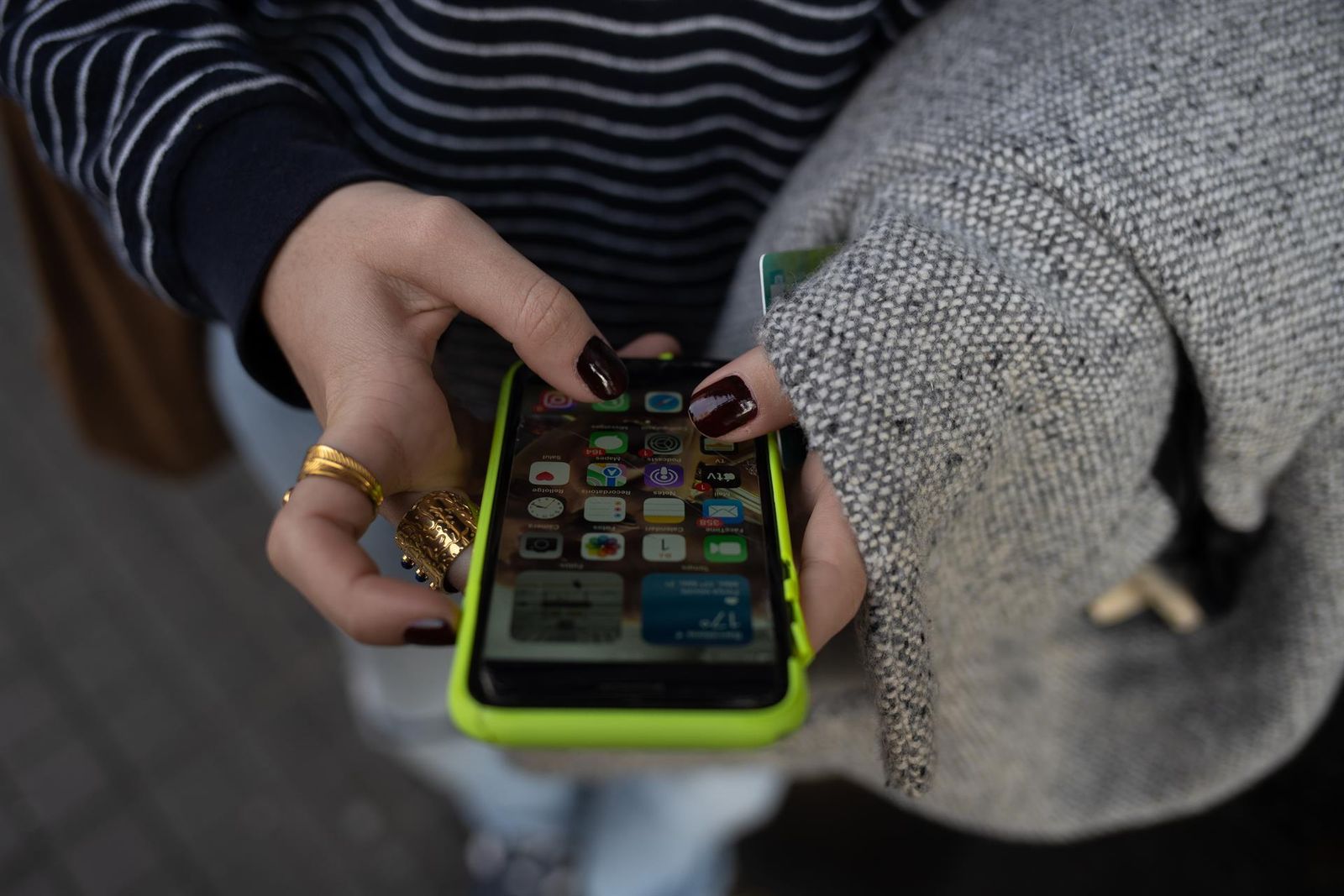 Archivo   Una persona usa el teléfono móvil   David Zorrakino   Europa Press   Archivo