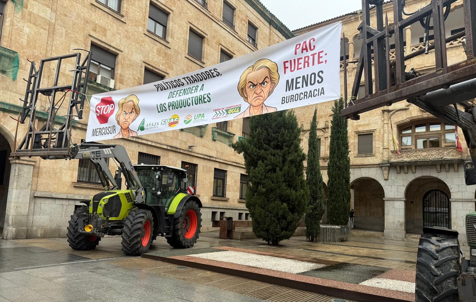 Tractores protesta agricultores en Plaza de la Constitución (2).jpg
