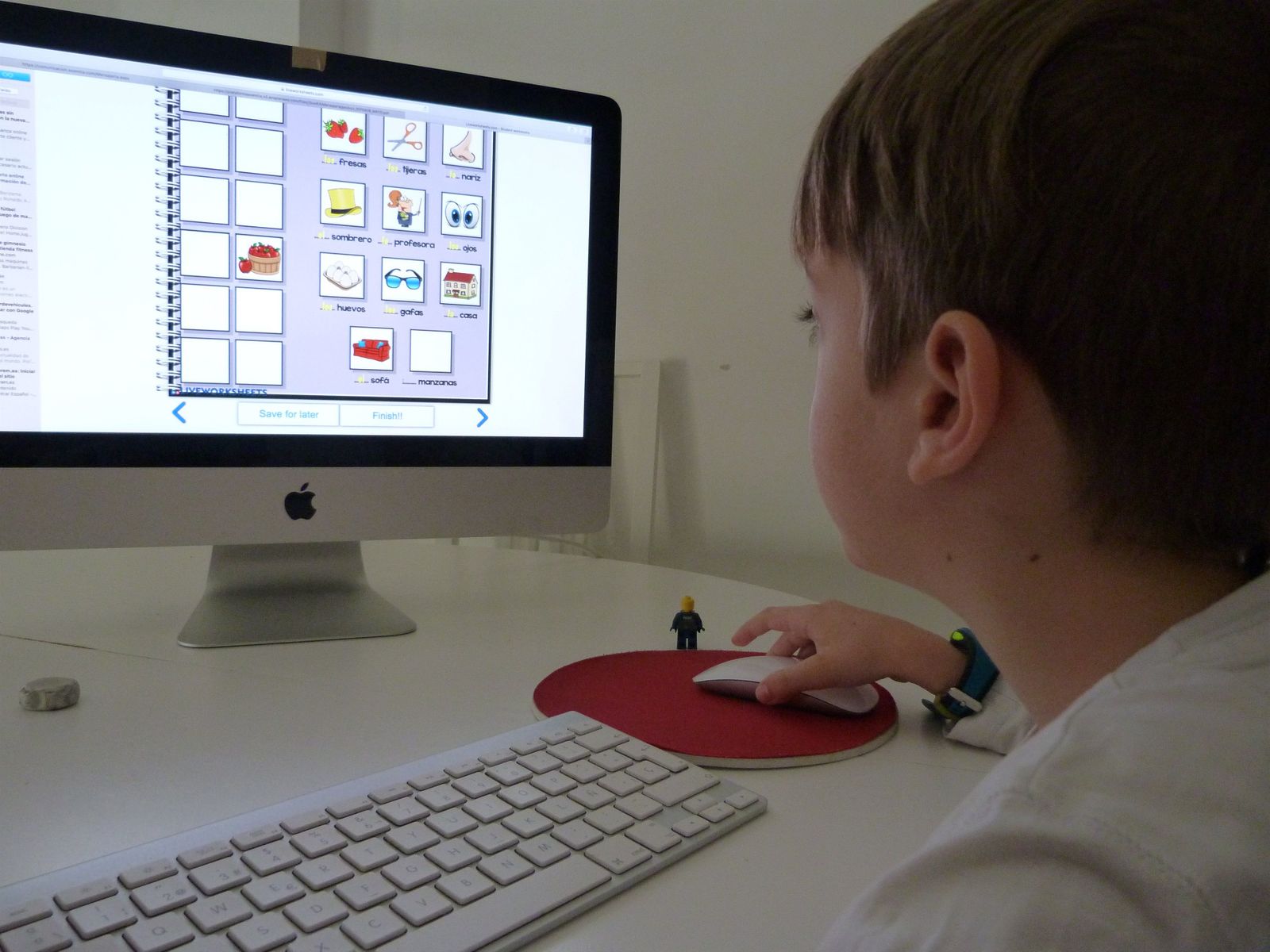 Un niño en el ordenador conectado a Internet haciendo actividades del colegio Un niño en el ordenador conectado a Internet haciendo actividades del colegio