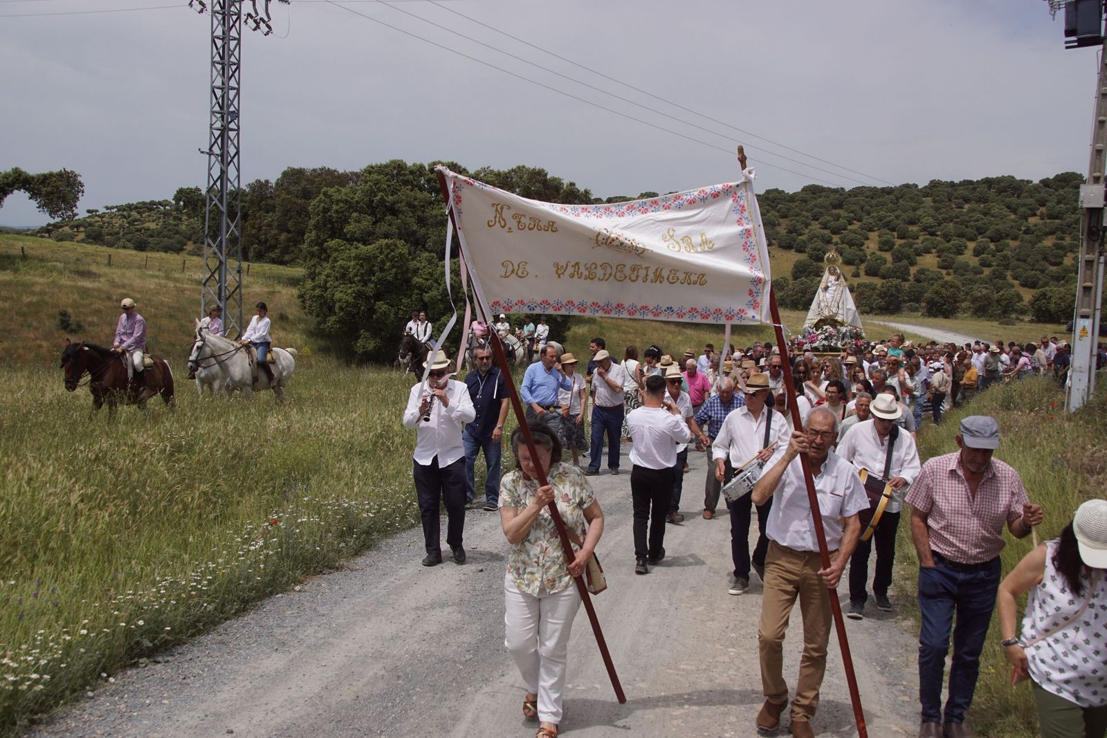 Valdejimena sale a los campos en su romería para honrar a su patrona