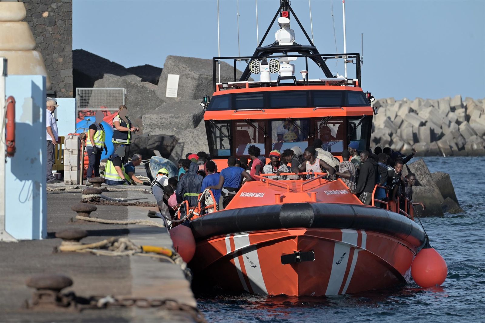 Archivo - Efectivos de emergencias atienden a personas en el Muelle de la Restinga, El Hierro, Canarias (España). - Europa Press Canarias - Europa Press - Archivo