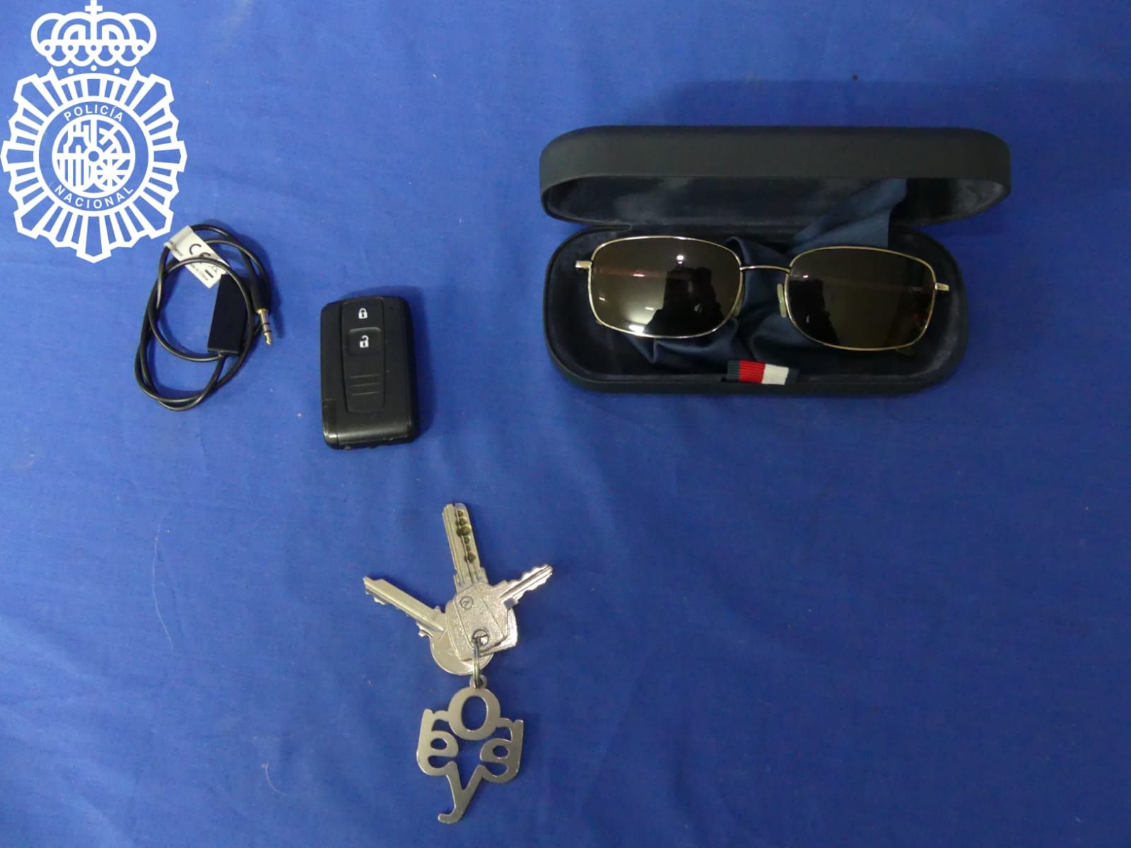 Detenido por robar unas gafas de sol, un cable USB y un mando a distancia del interior de un vehículo aparcado en la calle San Justo