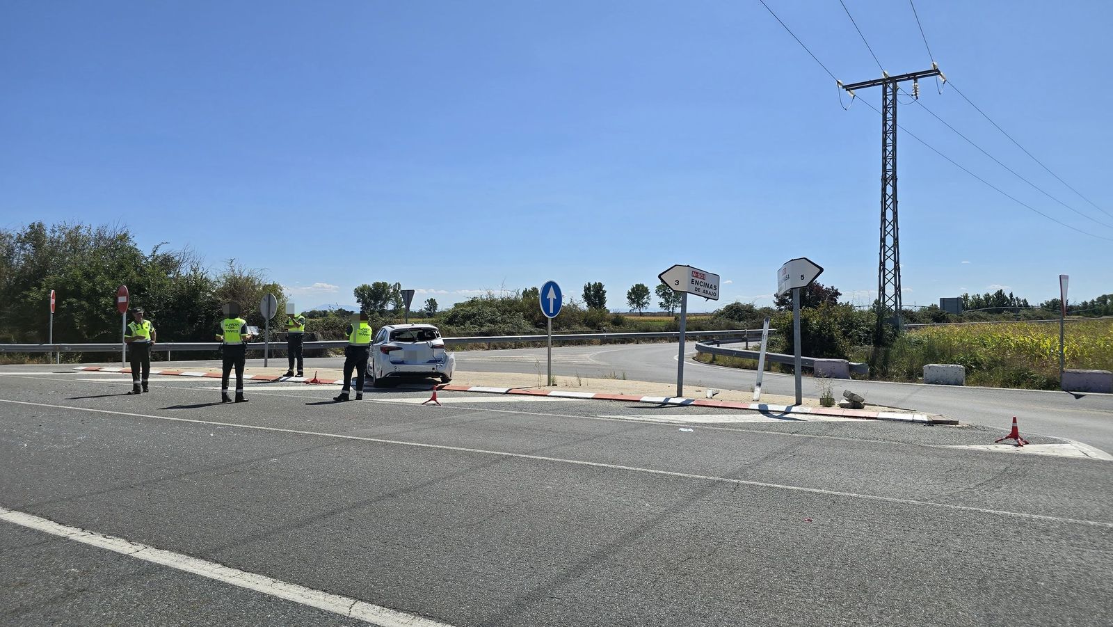 Colisión de un coche y un bus de Avanza en Machacón