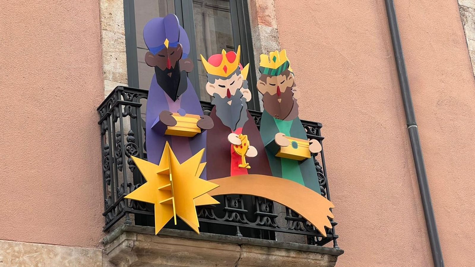 Decoración navideña en un balcón de la Rúa Mayor