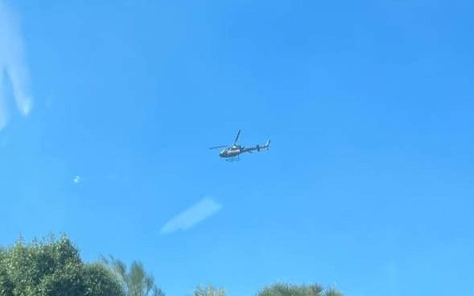 Un coche ardiendo provoca un incendio forestal en Béjar con los bomberos, agentes medio ambientales y la Guardia Civil de Salamanca