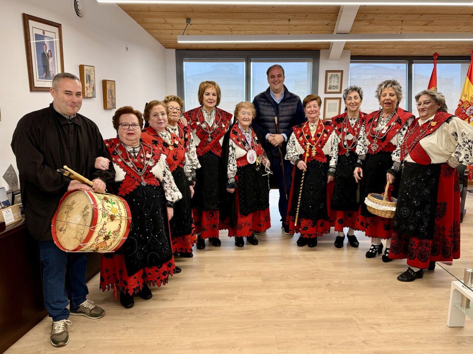 Aguedas de Guijuelo junto al alcalde de Guijuelo 1