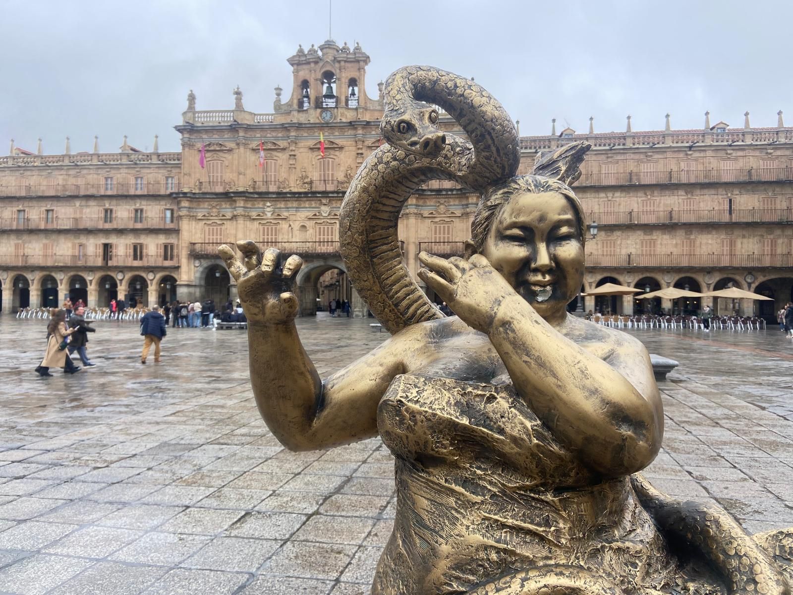 Roban la flauta de la estatua de Xu Hongfei de la Plaza Mayor de Salamanca