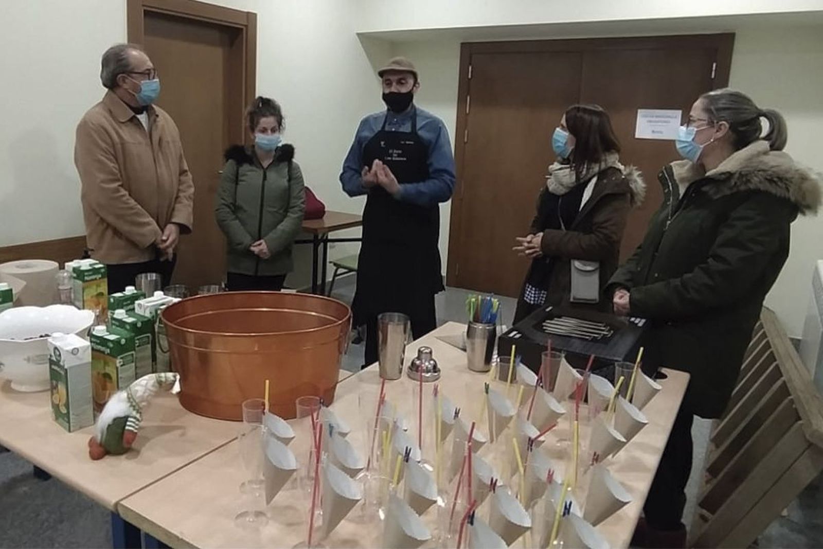 El barman Teo Marcos junto a algunos de los participantes en el taller de cócteles