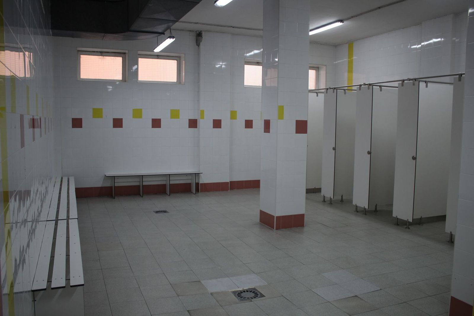 Vestuarios piscina de Los Almendros