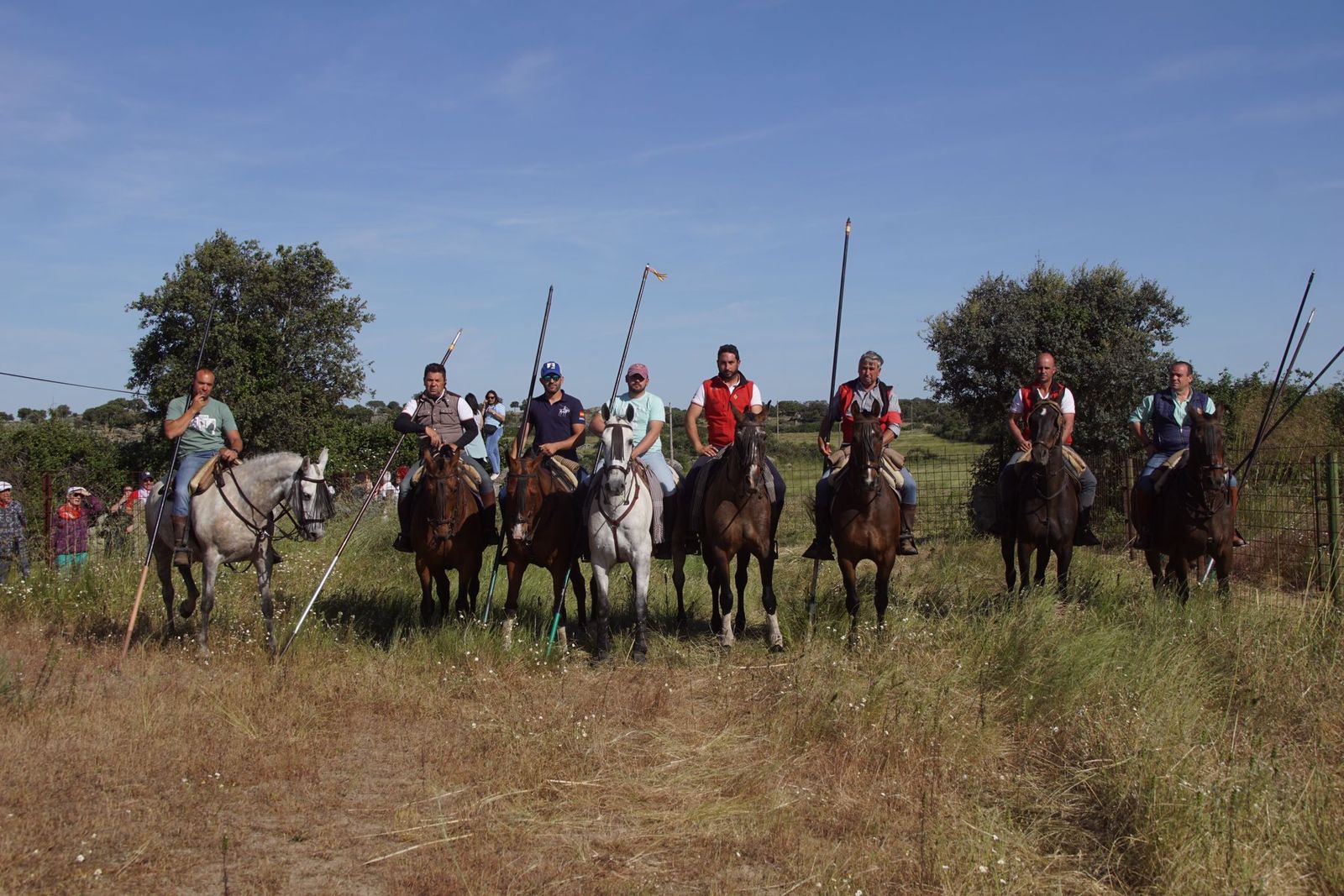 ledesma-calienta-motores-para-los-espantos-con-el-reparto-de-panuelos-y-la-salida-de-los-toros-del-prao-de-la-villa-21