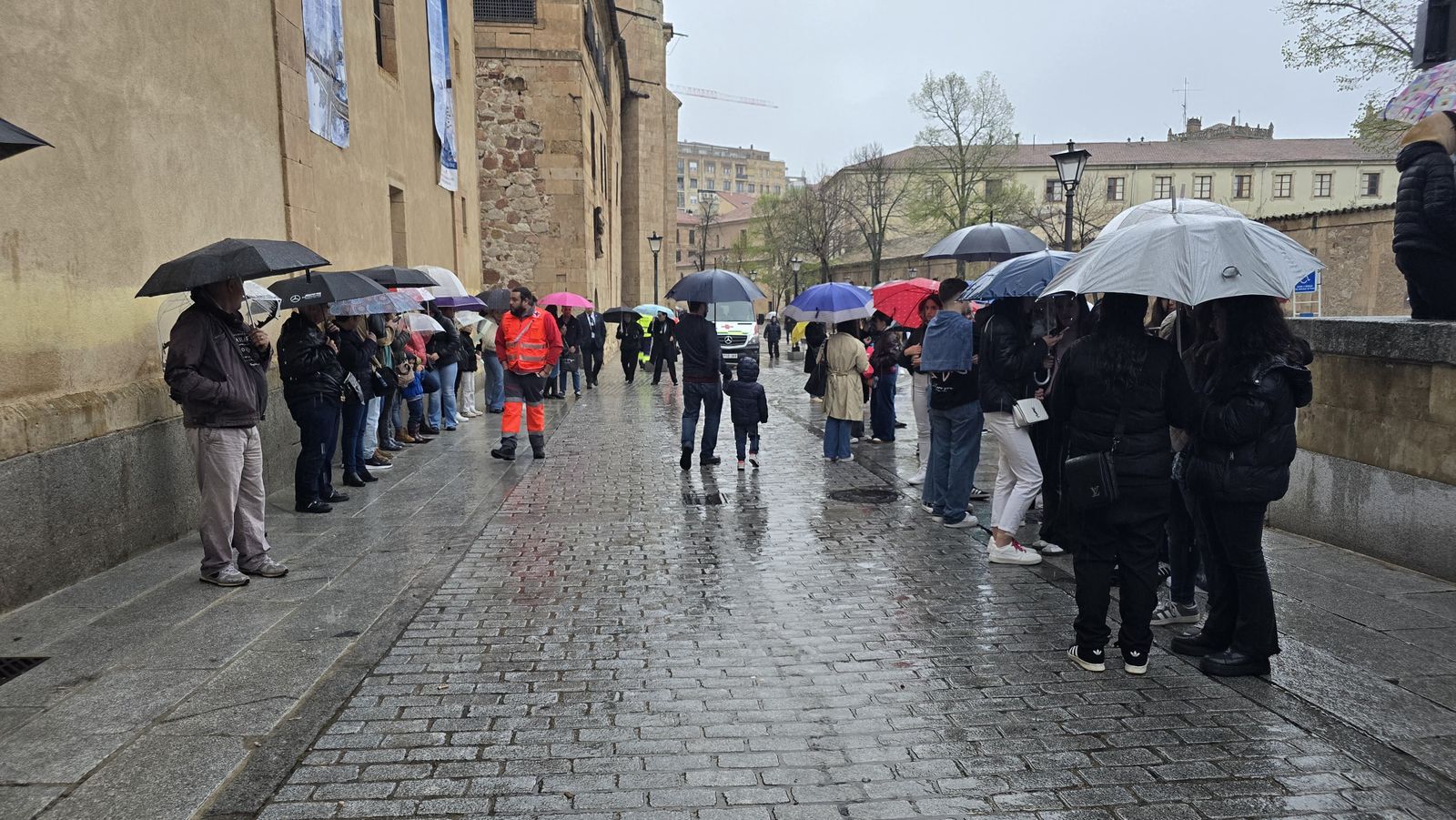 El público con paraguas a las puertas de la Vera Cruz para la procesión del Vía Matris