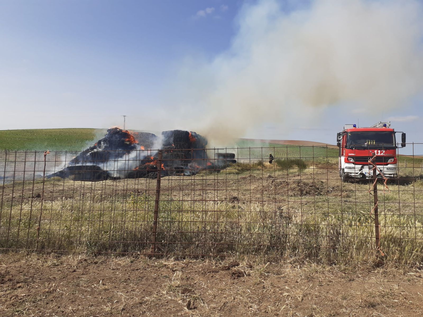Bomberos trabajando en el incendio en una pajarera en Aldeaseca de Alba