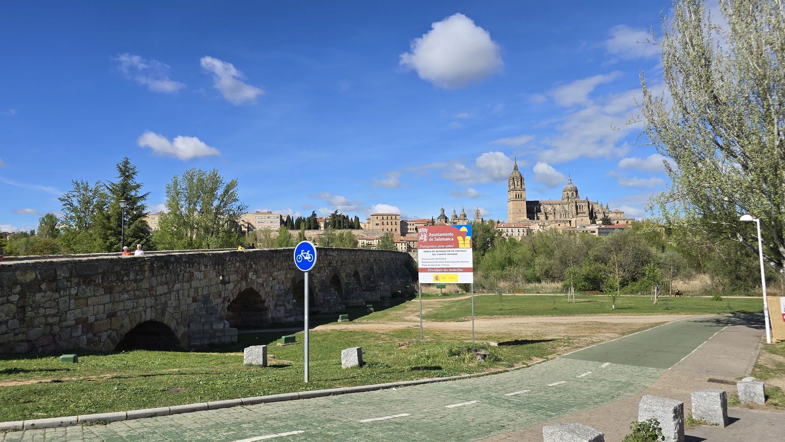 Comienzas las obras para reparar los pretiles del Puente Romano
